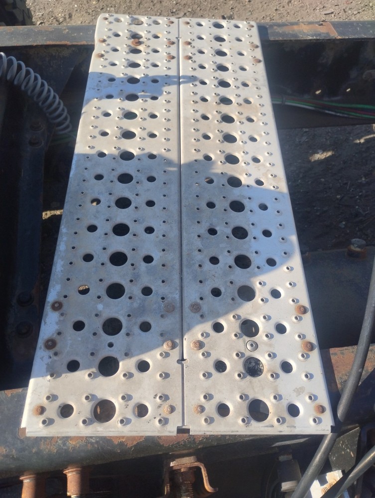 FREIGHTLINER COLUMBIA 120 DECK CATWALK STEP Frame Decking