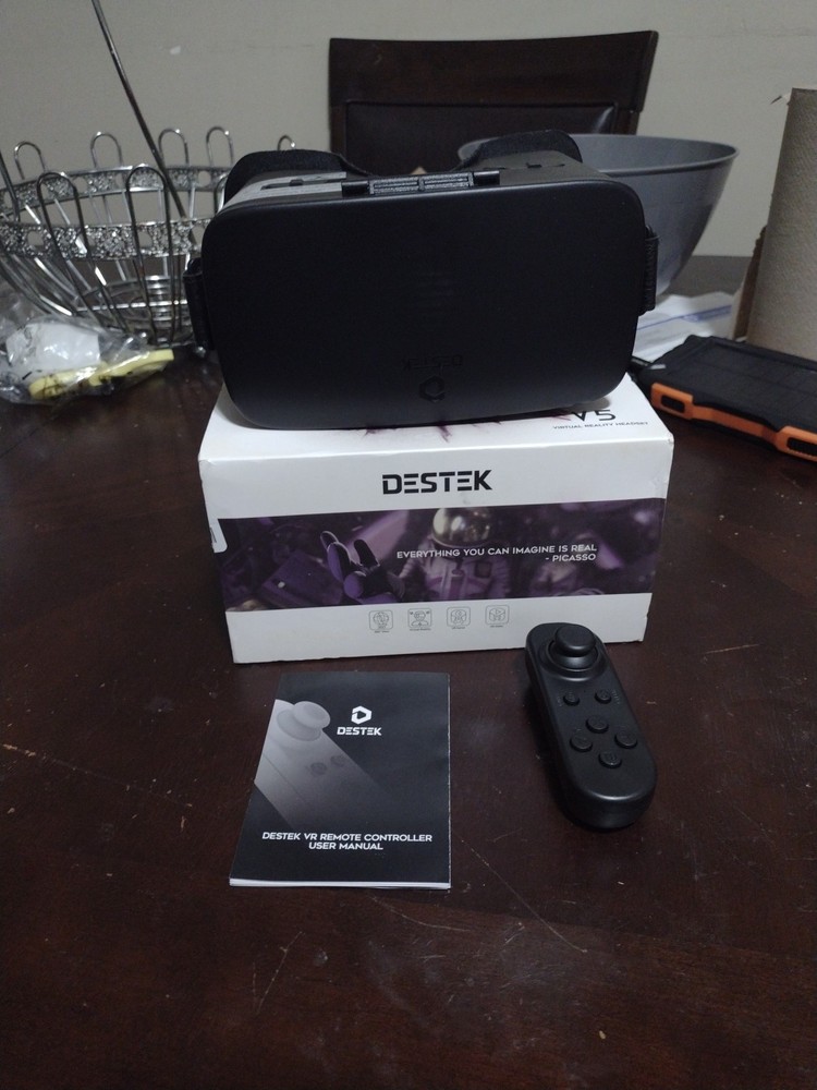 DESTEK V5 VR Headset with Bluetooth Controller