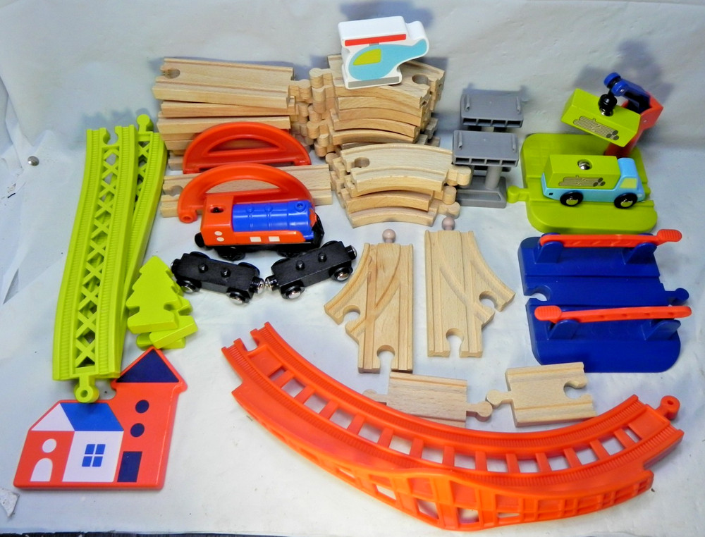 Gigglescape Train Set w/ Motorized Engine missing traffic sign & two train cars