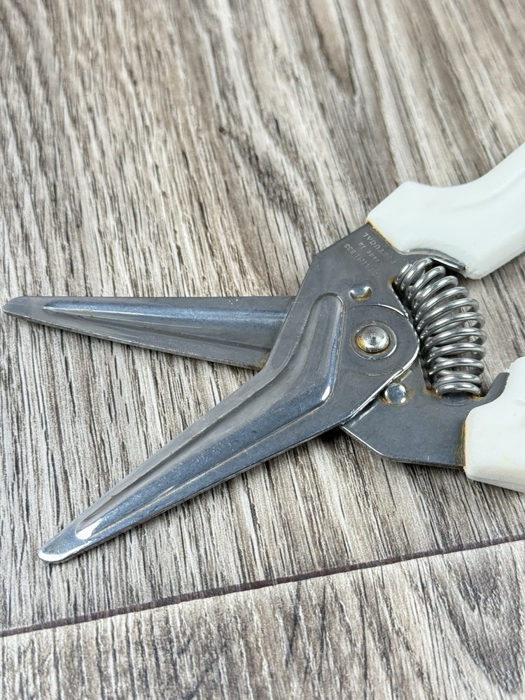 Pampered Chef Kitchen Shears Scissors #1075 White w/ Wall Mount Holder Retired