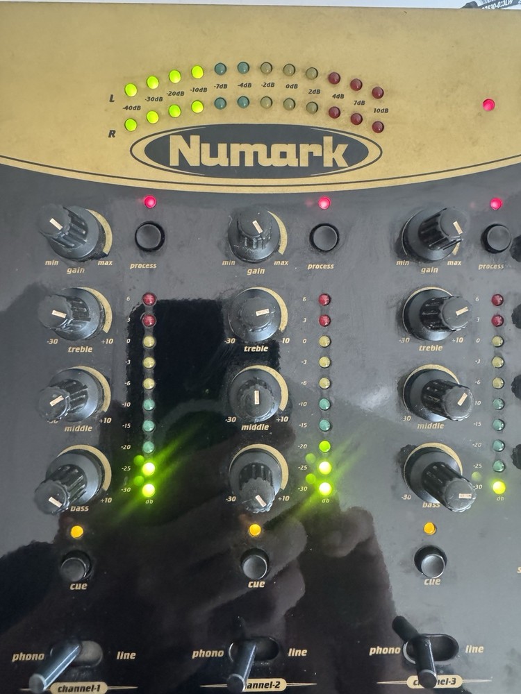 Numark DM3002X Professional DJ Mixer Working