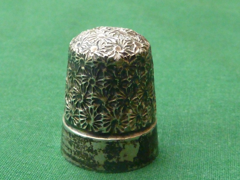 VINTAGE 1948 JS & S SILVER THIMBLE "6"