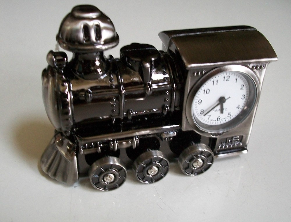 Elegant Number Dial TRAIN ENGINE CLOCK Mini collectible Desk Clock With Box