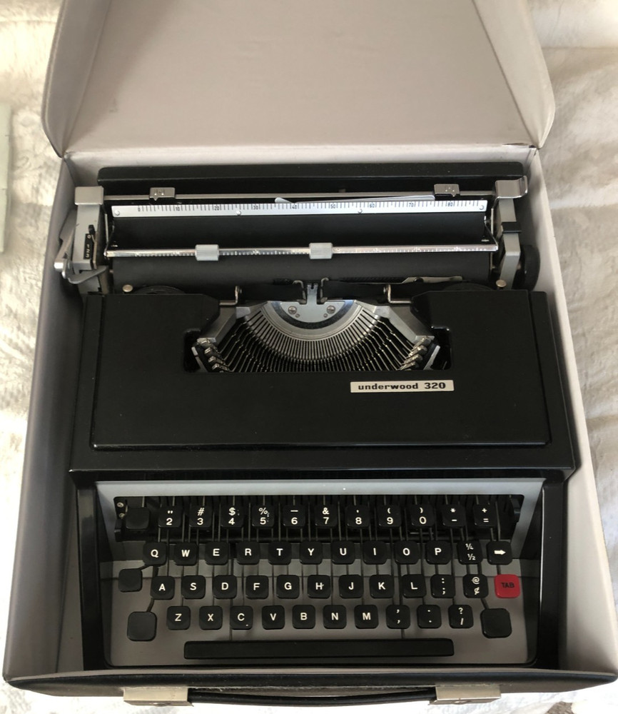 Underwood 320 Portable Manual Typewriter w/ Travel Case