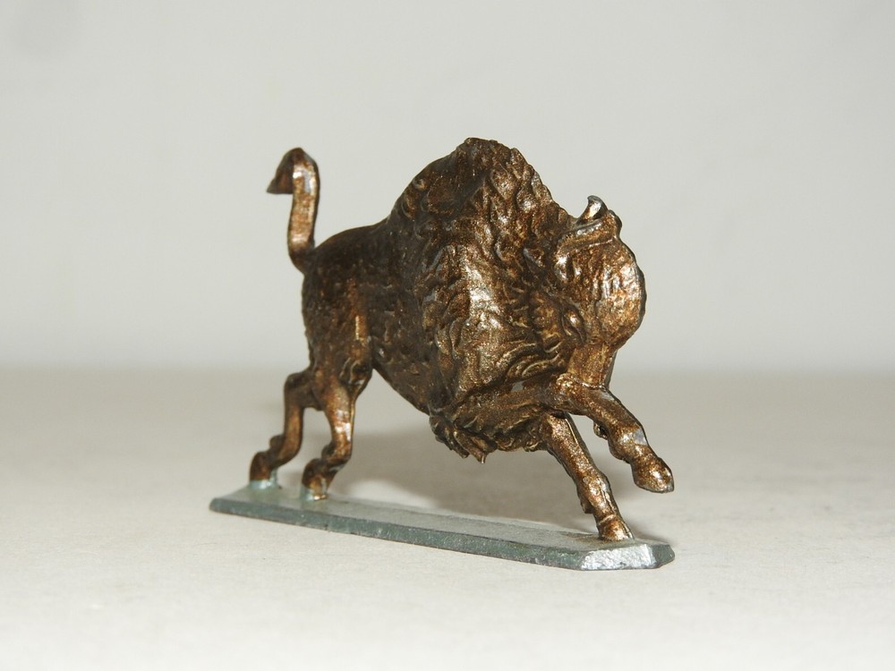 BUFFALO RUNNING LEAD or PEWTER - SEMI FLAT FIGURE