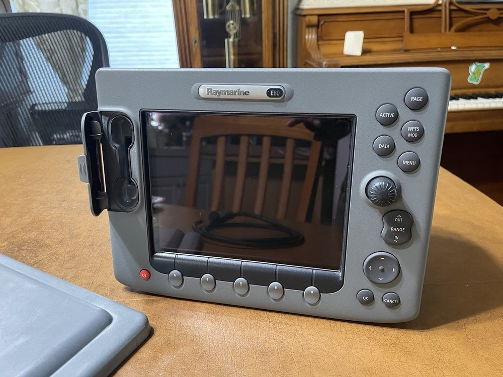 Raymarine E80 GPS/Chartplotter/MFD Great Condition with power cable and suncover