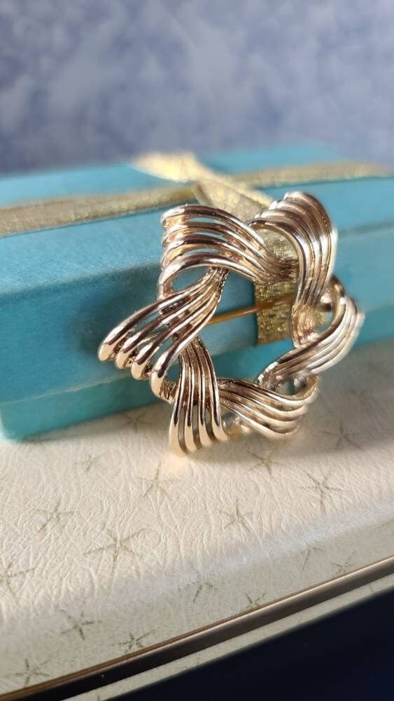 Gold Star Wreath Brooch