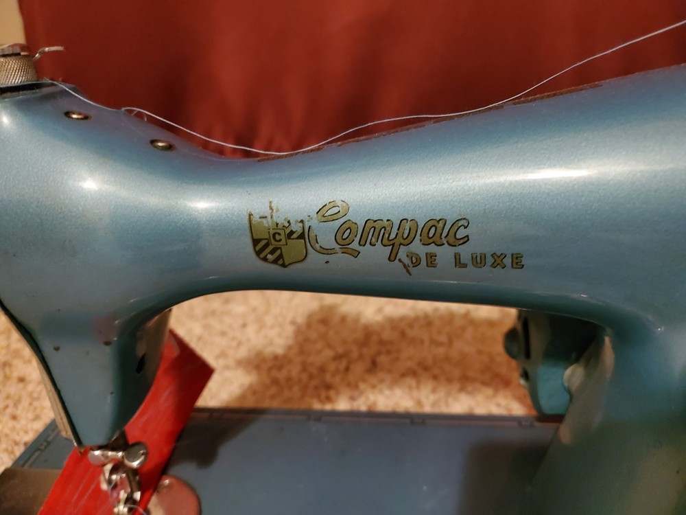Vintage Super Deluxe Universe Precision Sewing Machine