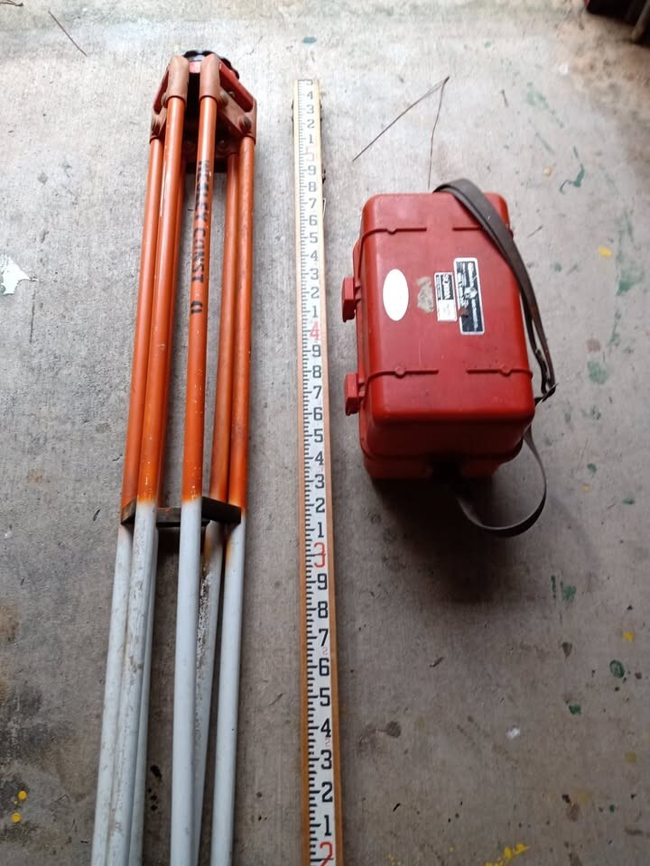 SOKKIA Transit, tripod & story pole