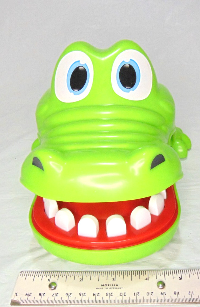 2018 Hasbro ALLIGATOR TEETH GAME - BITING FINGER GAME Fun! Large