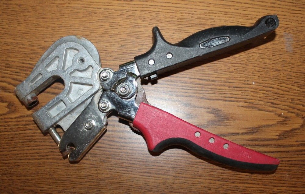 Malco PL1R Stud Crimper Tool Shows some surface Rust AO4076653