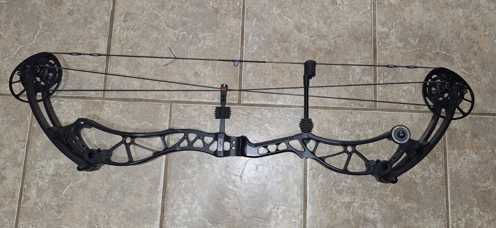 Bowtech Reckoning 35 RH 60# black, Target Bow