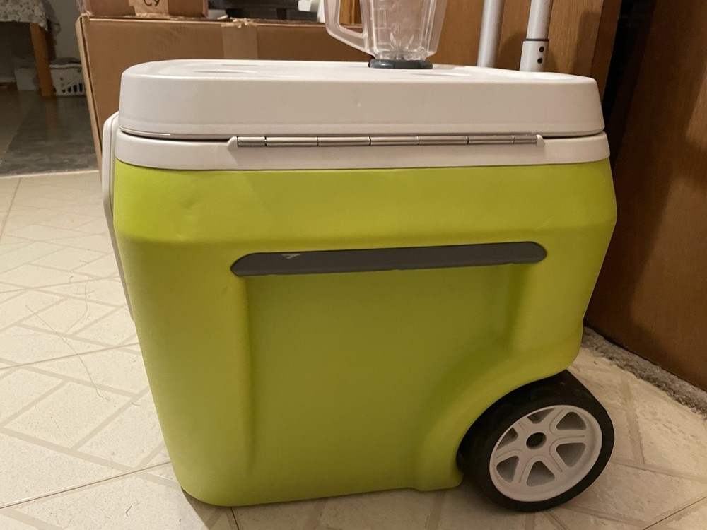 😎 COOLEST COOLER WITH BLENDER