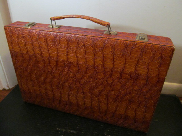 Unique Textured Case Backgammon Game, Complete, Very Good Condition