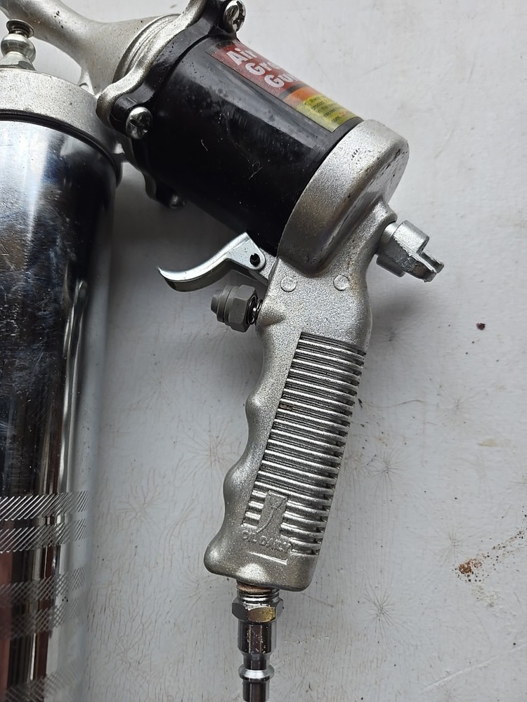 Air Grease Gun. By Central Pneumatic