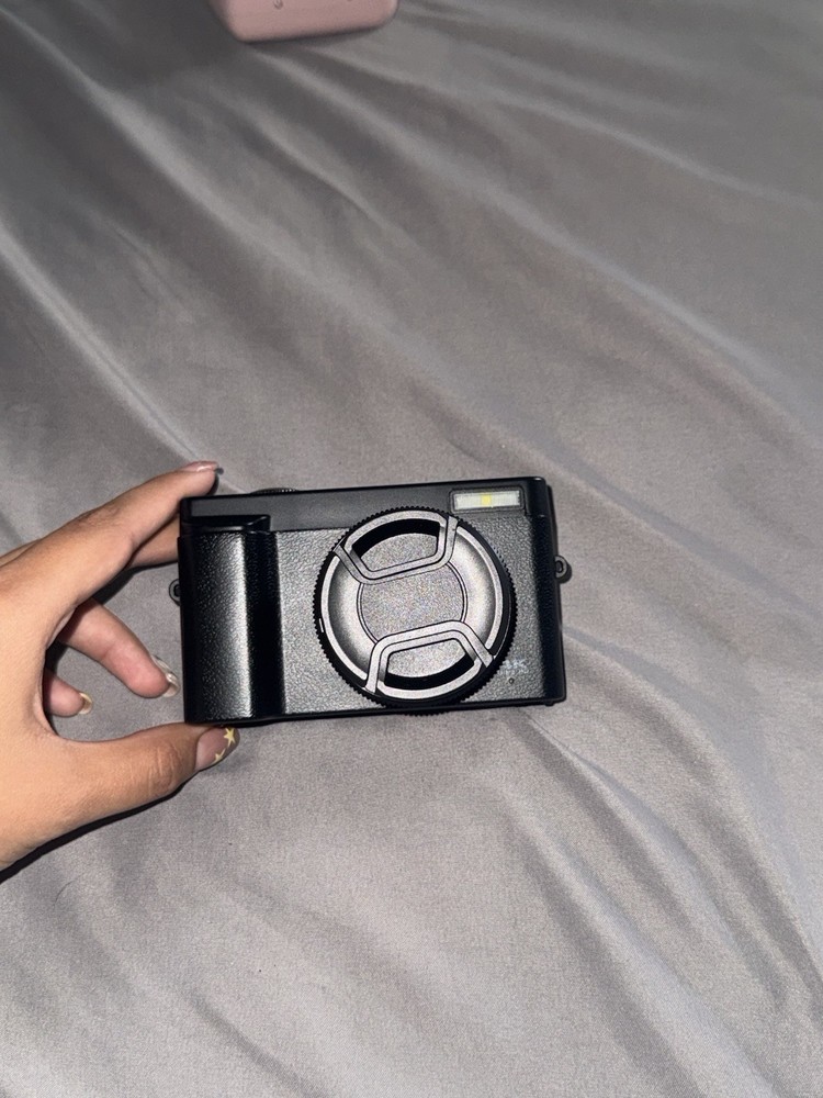 Compact Digital Camera Black, Tiltable Screen, Built-in Flash, USB