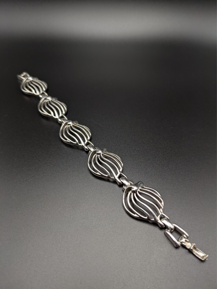 Silver-Toned Bracelet and Necklace Set Featuring Abstract Leaf Patterns