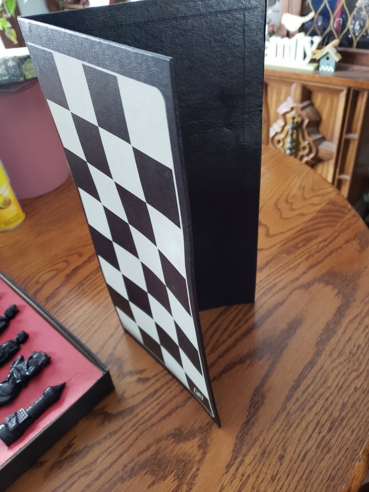 VINTAGE RENAISSANCE CHESS SET 832 BY E.S. LOWE