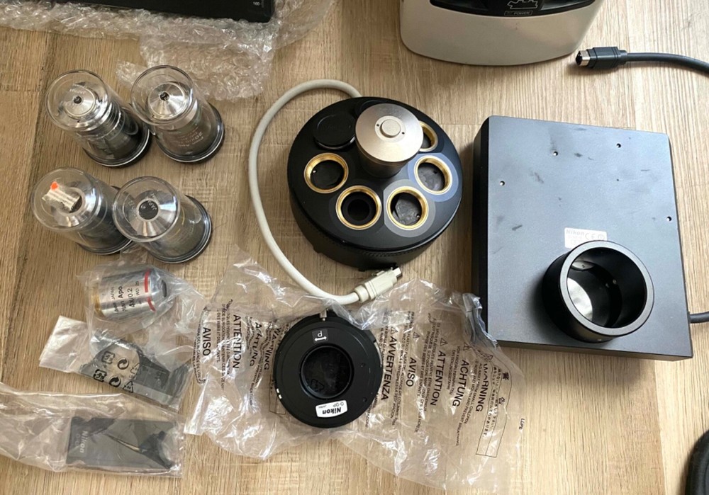 NIKON Eclipse 90i Microscope w/ 5 Objectives