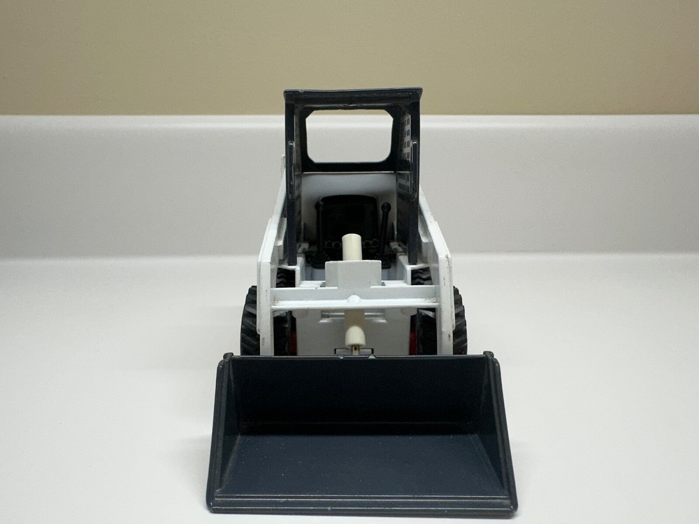Bobcat 743B Skid-Steer Loader Clover 1:19 Scale Model