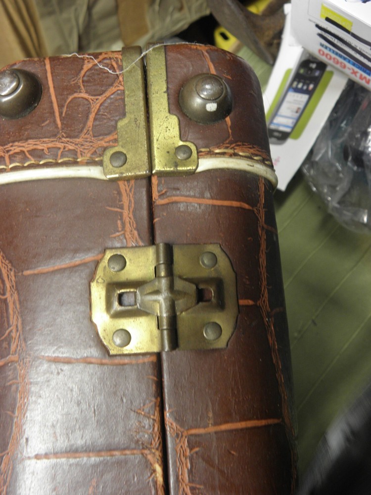 ALLIGATOR STYLE BROWN VIOLIN CASE