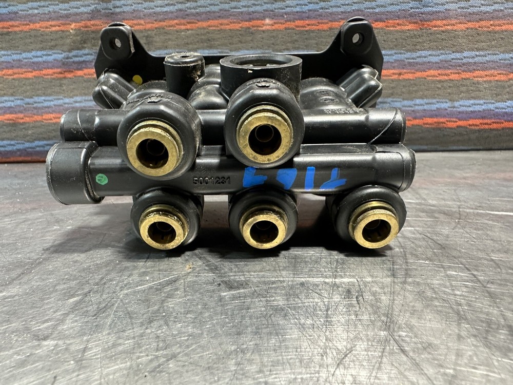 Bendix 4790208 Air Brake Valve