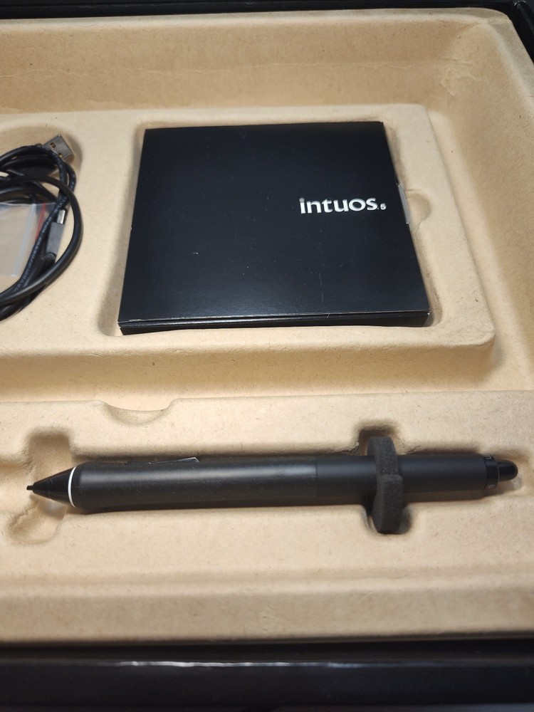 Wacom Intuos 5 Touch PTH-450 Graphics Tablet – Complete Bundle – Excellent Cond.