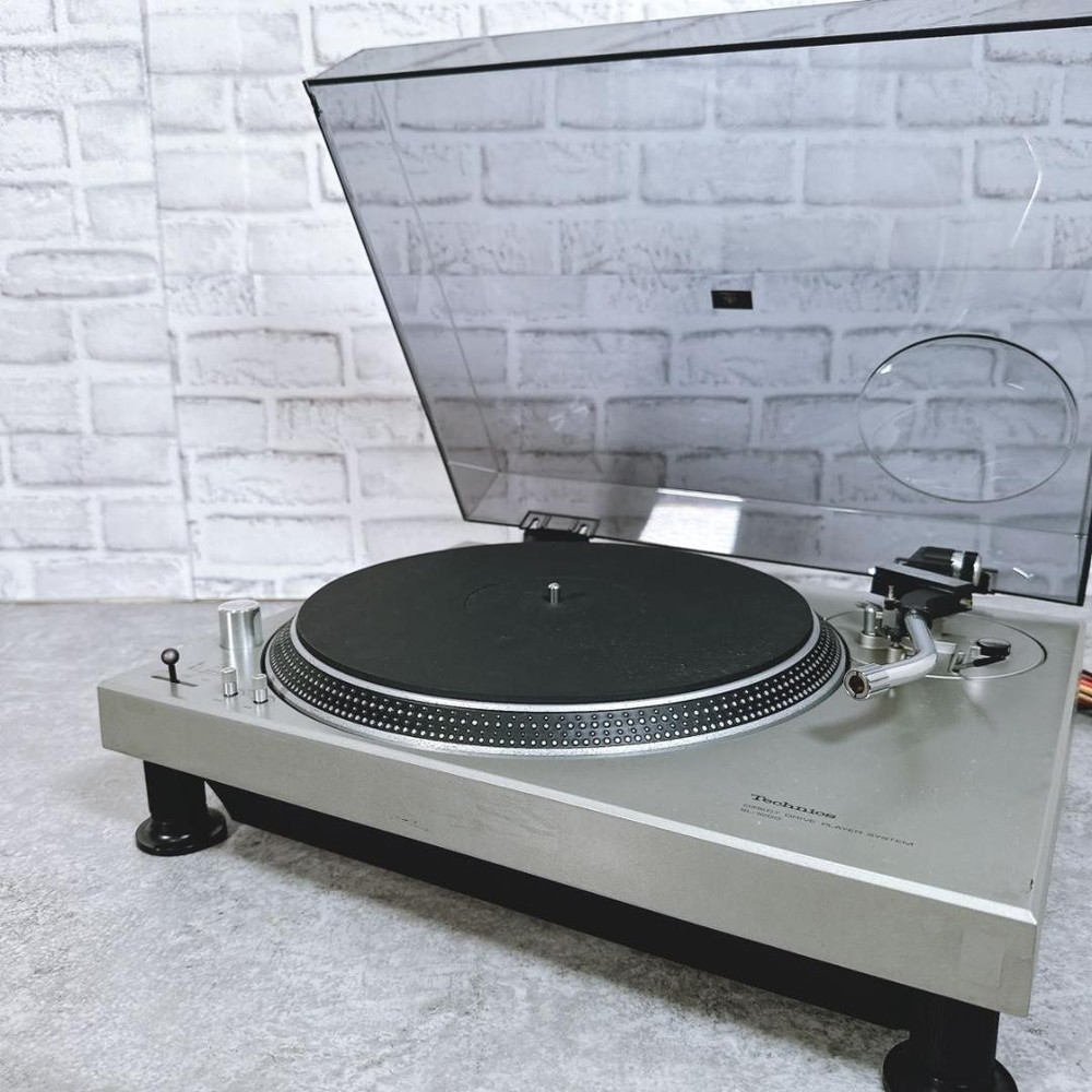Technics SL-1200 First Generation Direct Drive Turntable Working