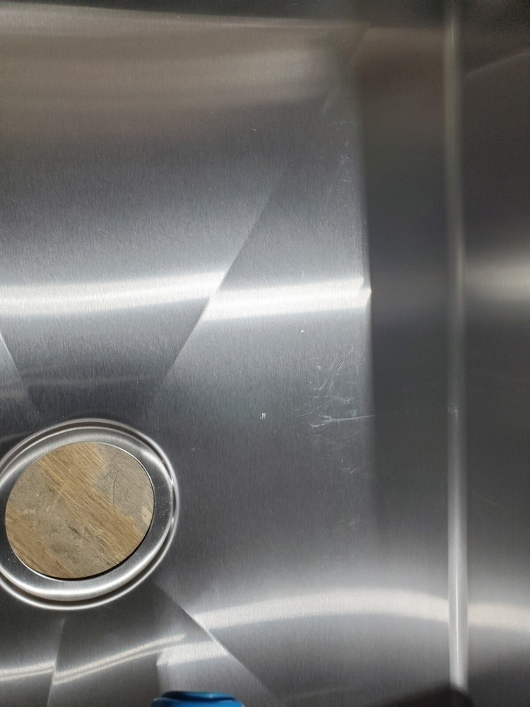 Ruvati 33" Workstation Ledge Rounded Corners Undermount Sink - RVH8303(105688)