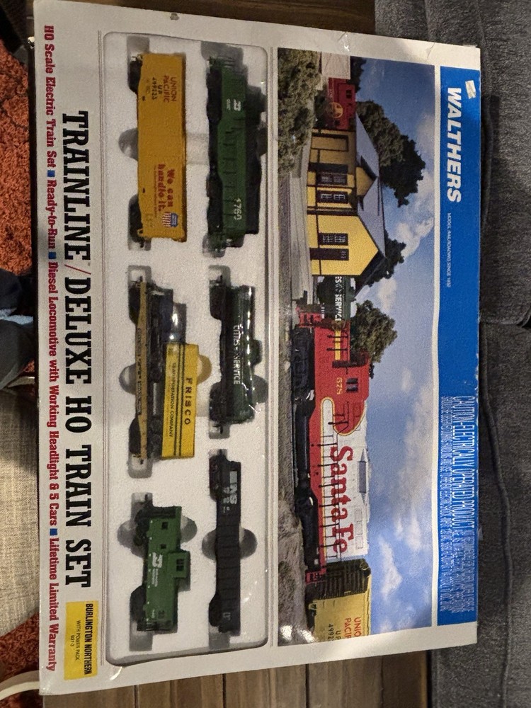 Walthers Trainline Deluxe HO Train Set