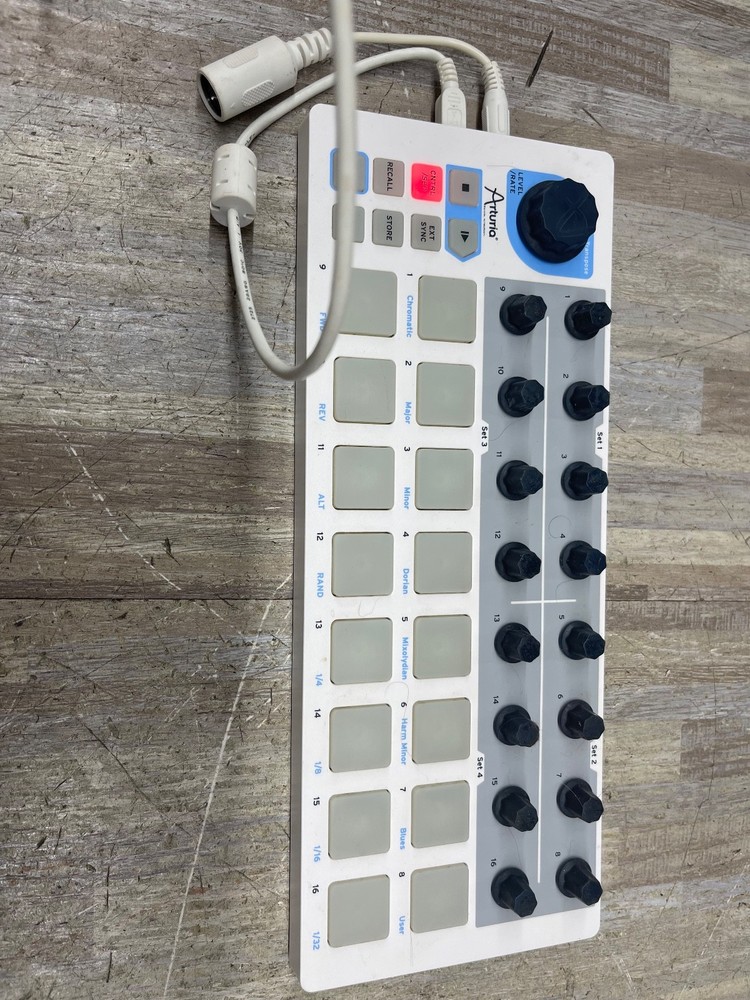 Arturia BeatStep White MIDI Controller & Sequencer w/ USB Cable - Clean