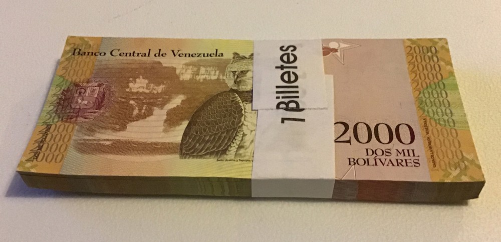 Venezuela Banknote Bundle. 100 X 2000 Bolivares. Dated 2016. Unc.