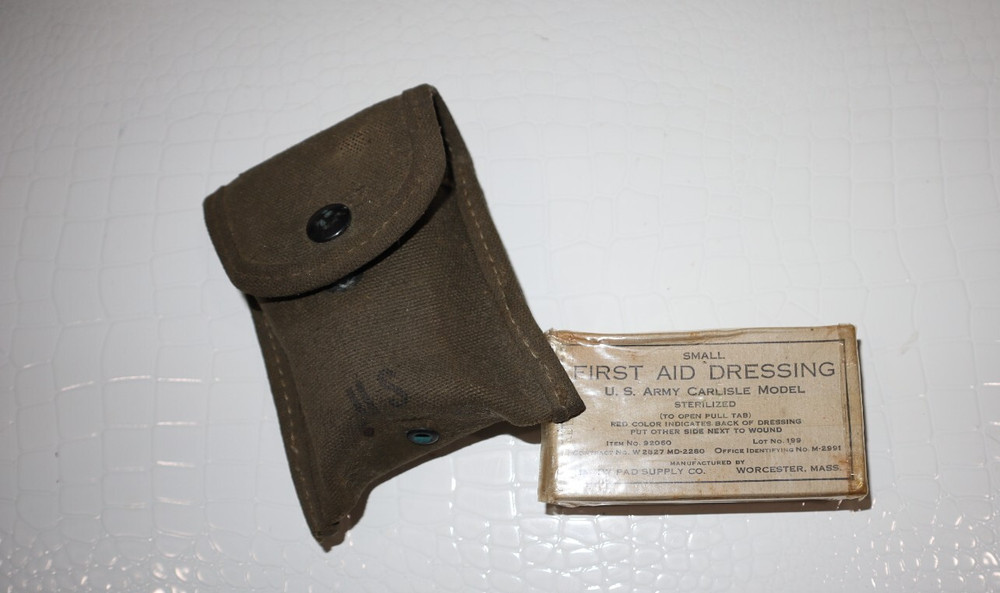 U.S. ARMY FIRST AID Compass Pouch & Dressing