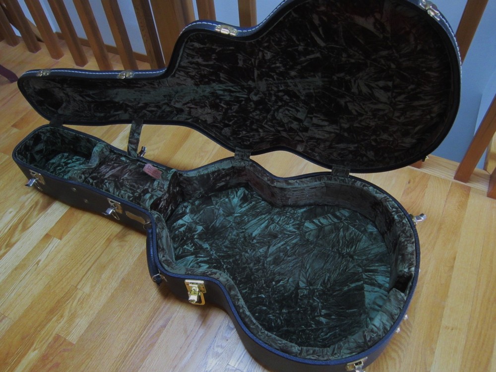 Cedar Creek Custom 17" hard-shell guitar case