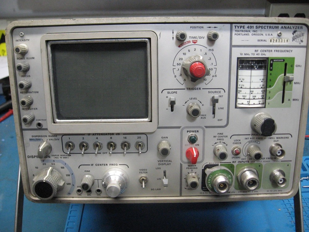 Tektronix 491 Spectrum Analyzer nice shape but will not power on
