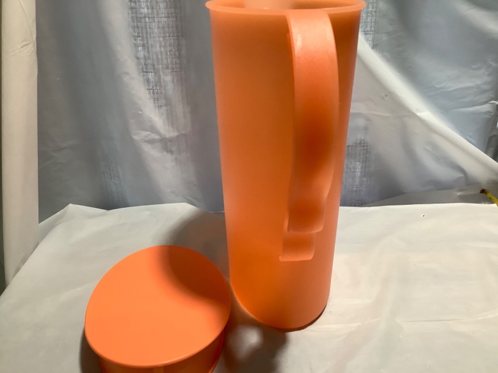 Tupperware Impressions 2 Quart Refrigerator Pitcher 3333 Orange NICE