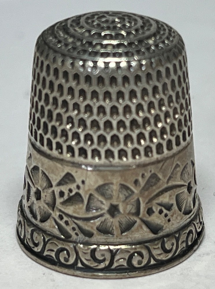 Sterling Thimble with star, recurring stylized floral pattern size 9  T7