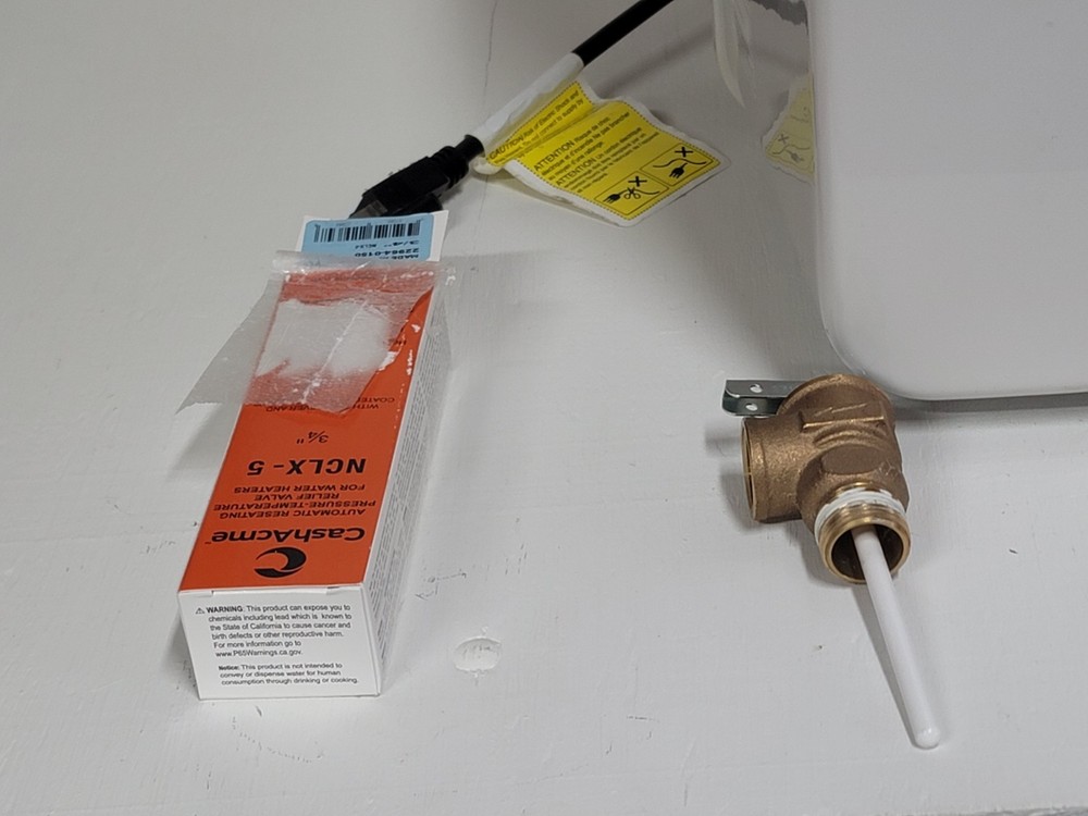 CAMPLUX 6 Gal. Plug In Water Heater Electric EUC READ