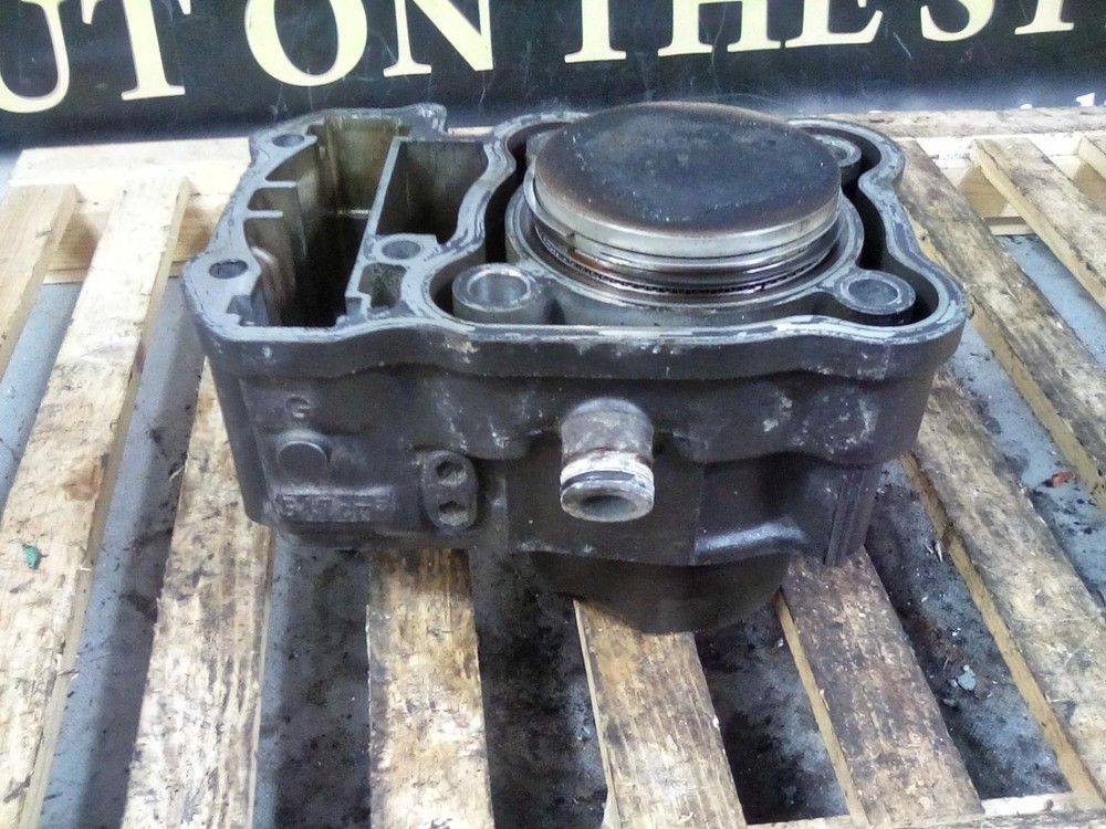 Honda NTV650 (RC33E) Rear Barrel and Piston