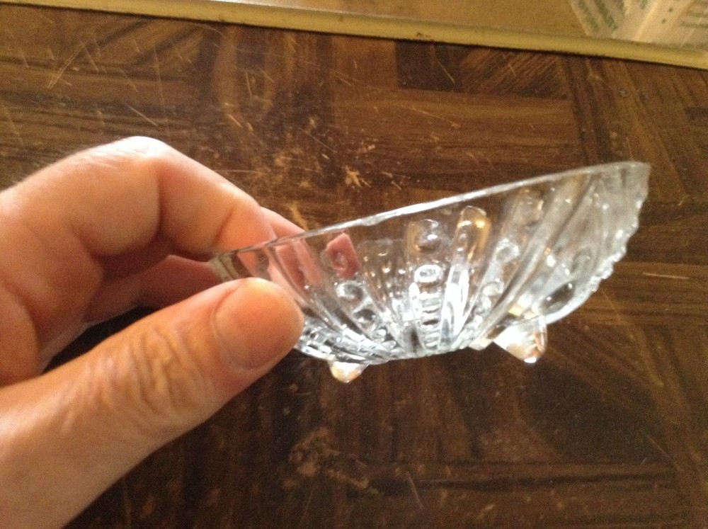 2 clear glass dishes