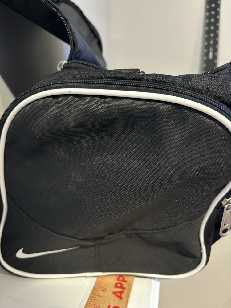 Nike Medium Black & White Grip Gym Bag Zip Closure Polyester Adjustable Strap L…