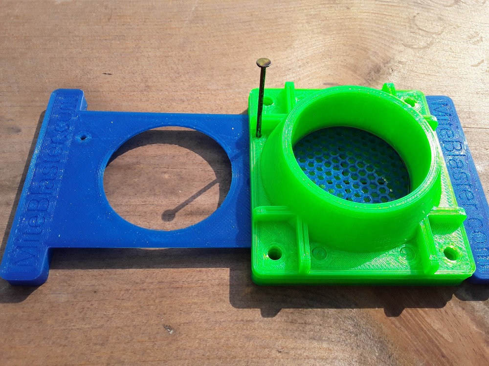 Bee Vacuum Gate for Beekeeping with Nail Lock