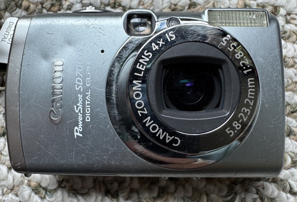 Canon PowerShot SD700 IS Camera Bundle with Case, Charger, Cables, Bag