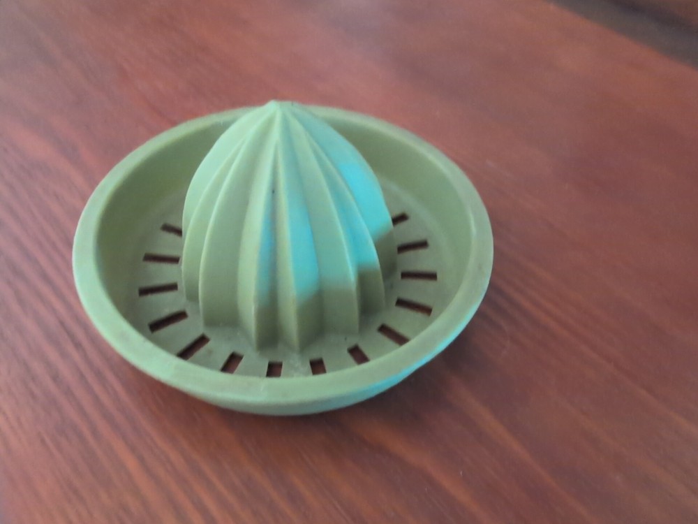 Vintage plastic reamer strainer green