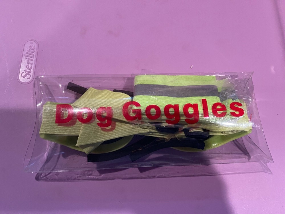 DOG GOGGLES green, adjustable straps, 6" wide, #7574