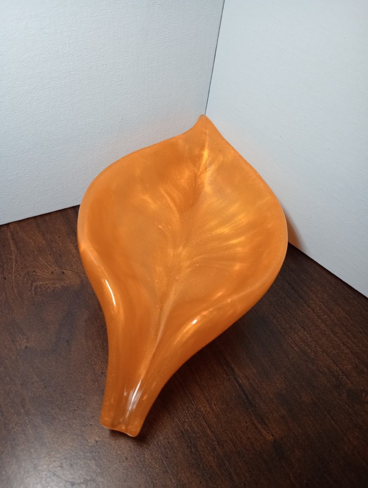 Self-draining soap dish