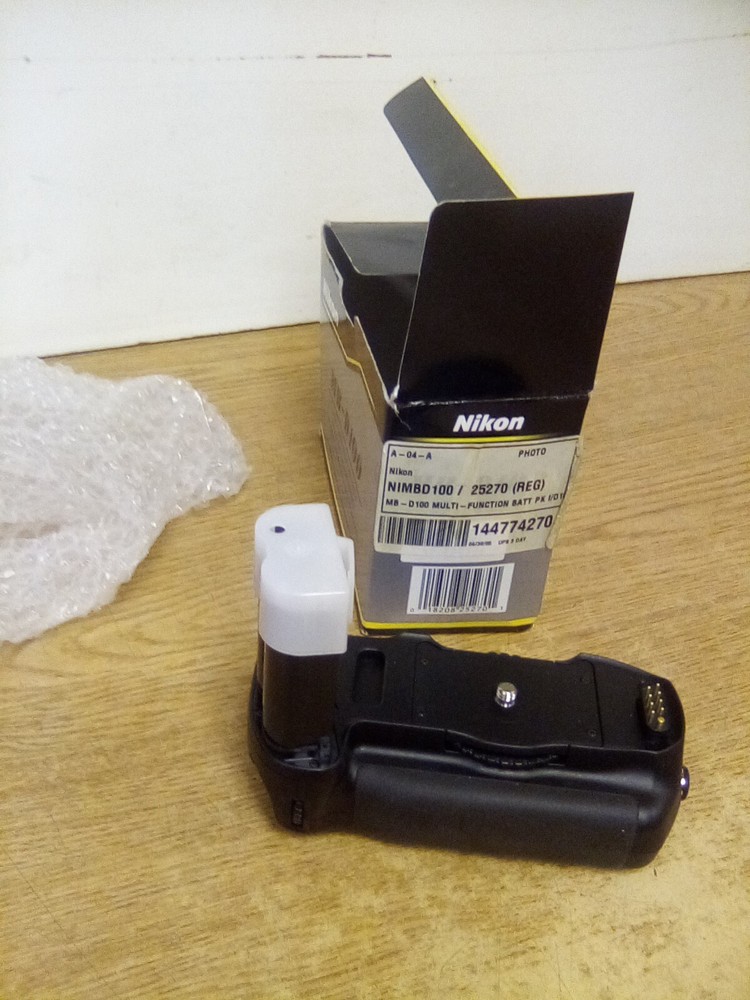 Nikon MB-D100 Multi Function Battery Pack