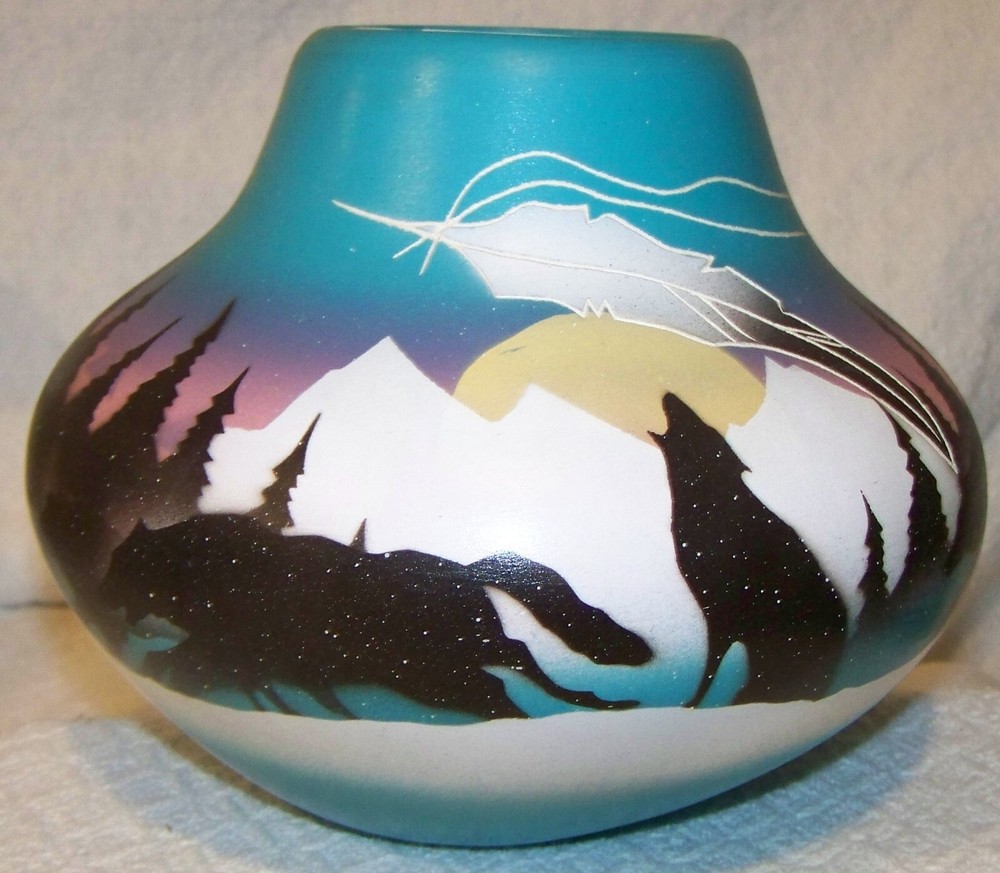 HOZONI NAVAJO POTTERY POT