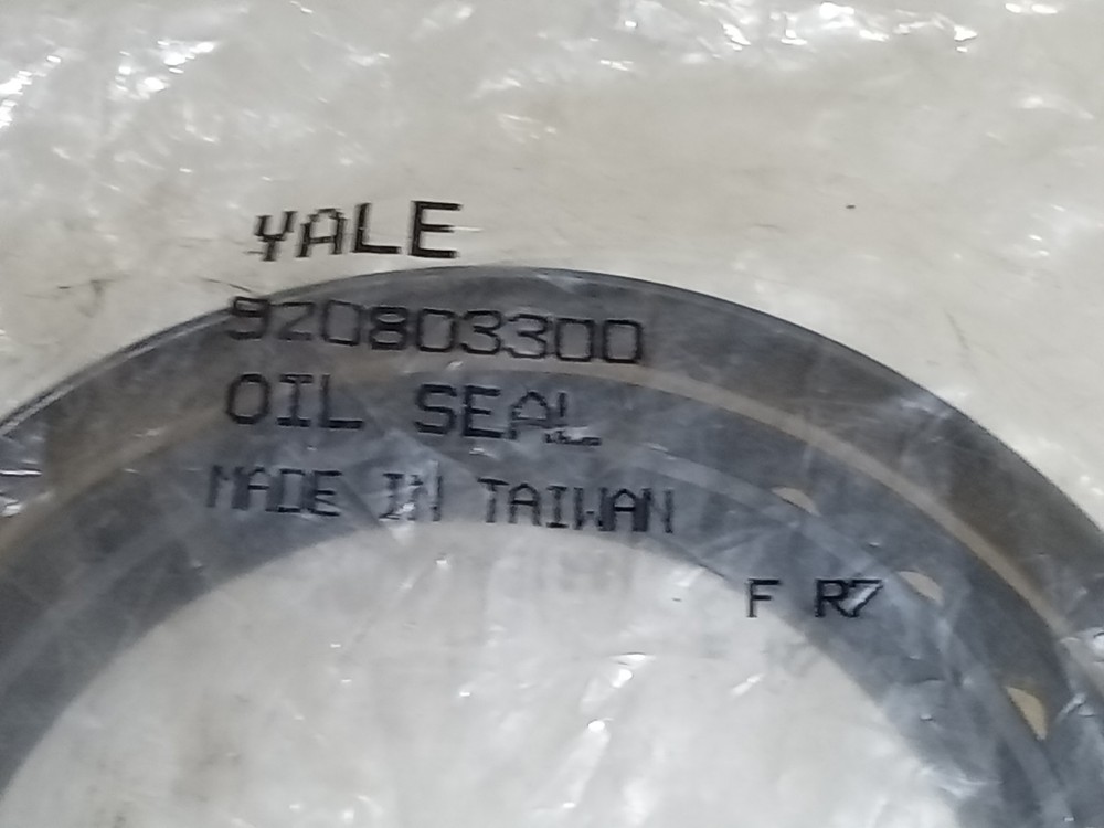 YALE 920803300 OIL SEAL (E12B3)