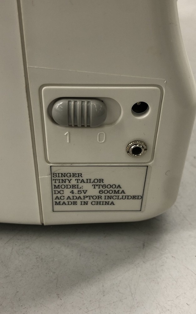 Singer TT600A Tiny Tailor Mending Sewing Machine Portable Compact With Box